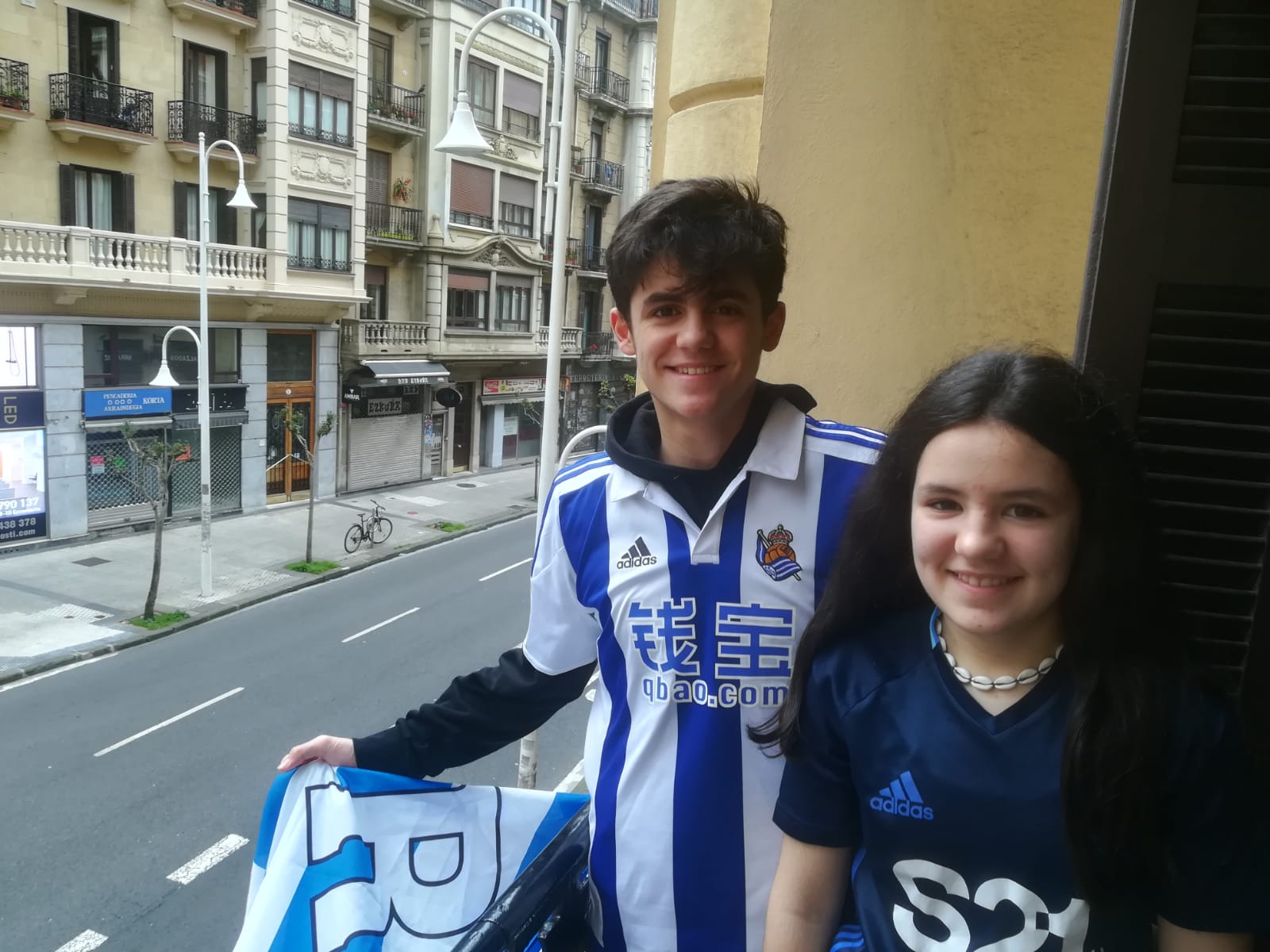 La final de la Copa del Rey entre la Real Sociedad y el Athletic se está jugando desde primera hora de este sábado en los balcones de muchos guipuzcoanos, engalanados para la ocasión