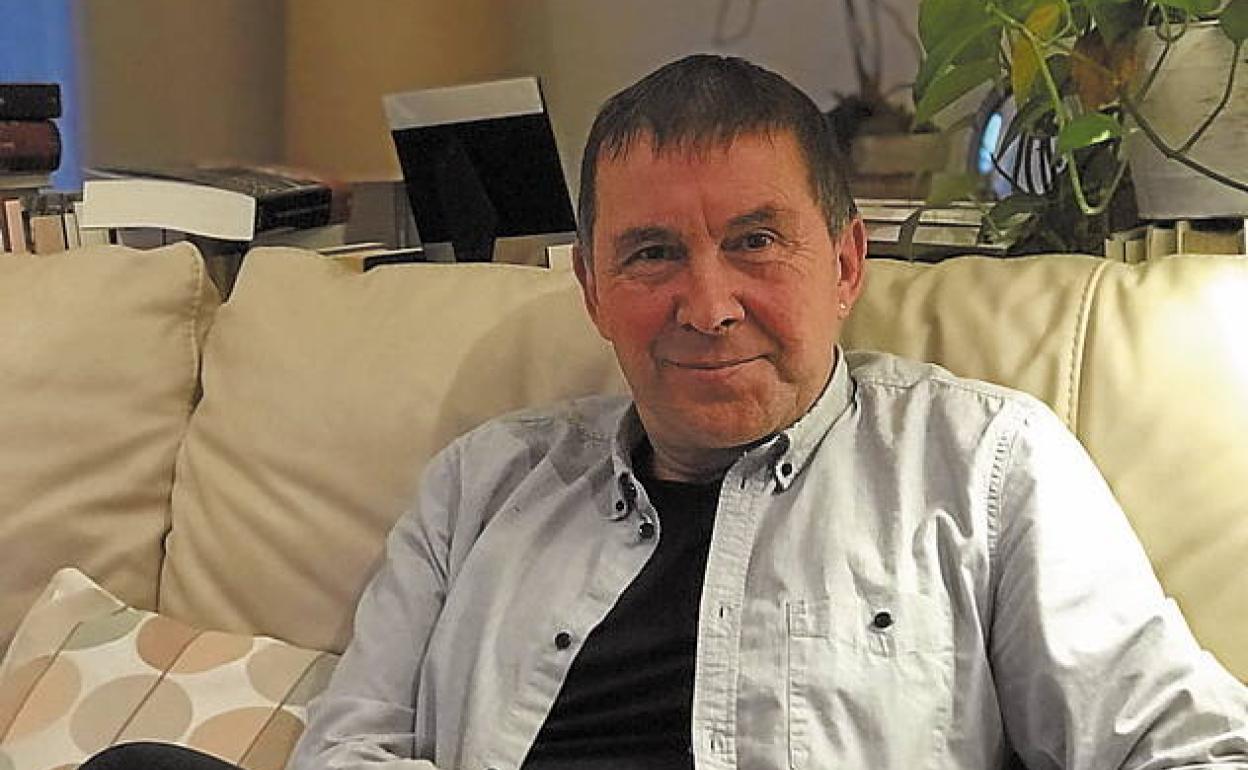 Arnaldo Otegi en su vivienda en Elgoibar. 