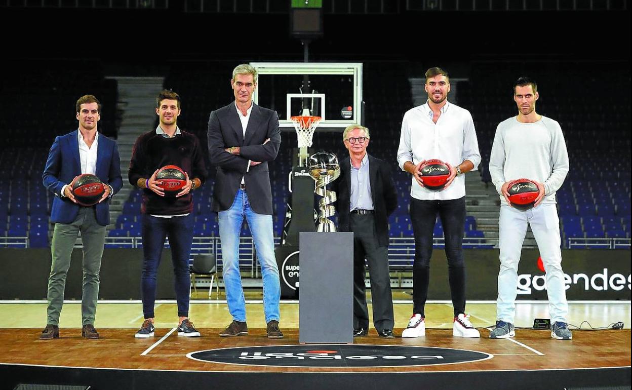 El presidente de la ACB Antonio Martín junto a Bella, Laprovittola, Oriola y San Emeterio.