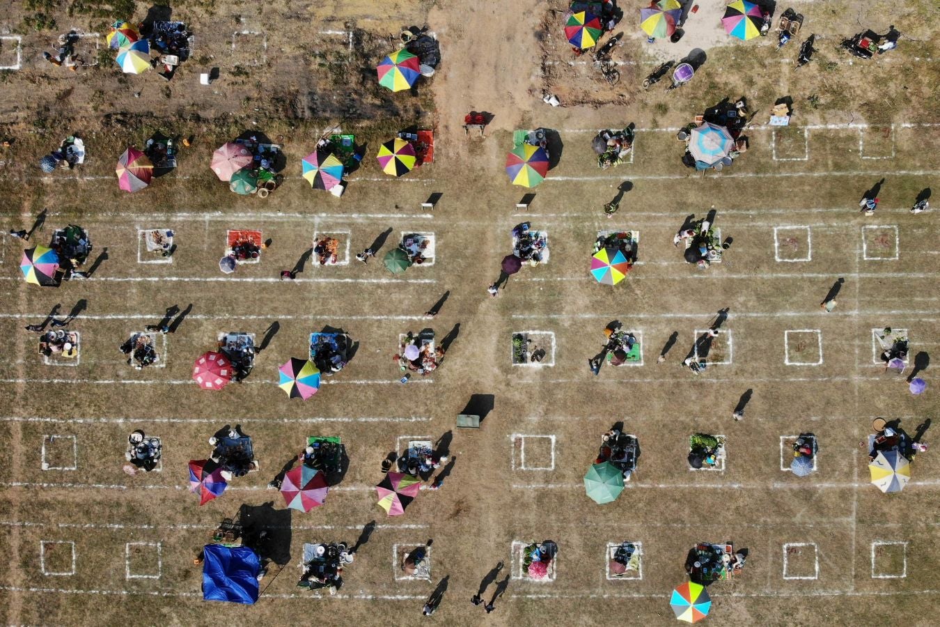 Una localidad de Myanmar ha decido utilizar un campo de fútbol para convertirlo en un gran mercado al aire libre. Sobre el maltrecho césped se han pintado nuevas líneas que ya no dibujan el centro del terreno de juego o las áreas, sino las distancias de seguridad para evitar la propagación del Covid-19.