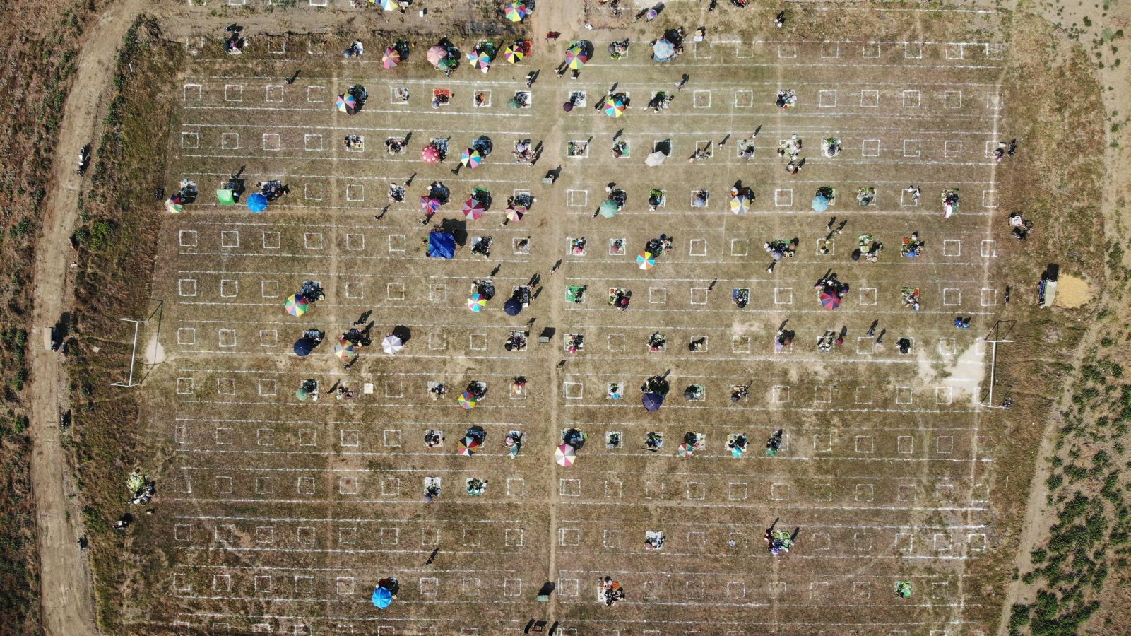 Una localidad de Myanmar ha decido utilizar un campo de fútbol para convertirlo en un gran mercado al aire libre. Sobre el maltrecho césped se han pintado nuevas líneas que ya no dibujan el centro del terreno de juego o las áreas, sino las distancias de seguridad para evitar la propagación del Covid-19.