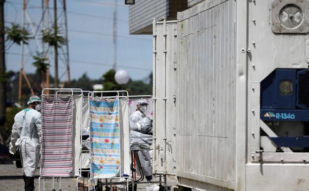 Los cuerpos se almacenan en contenedores refrigerados colocados en los aparacamientos de los hospitales de Manaos.