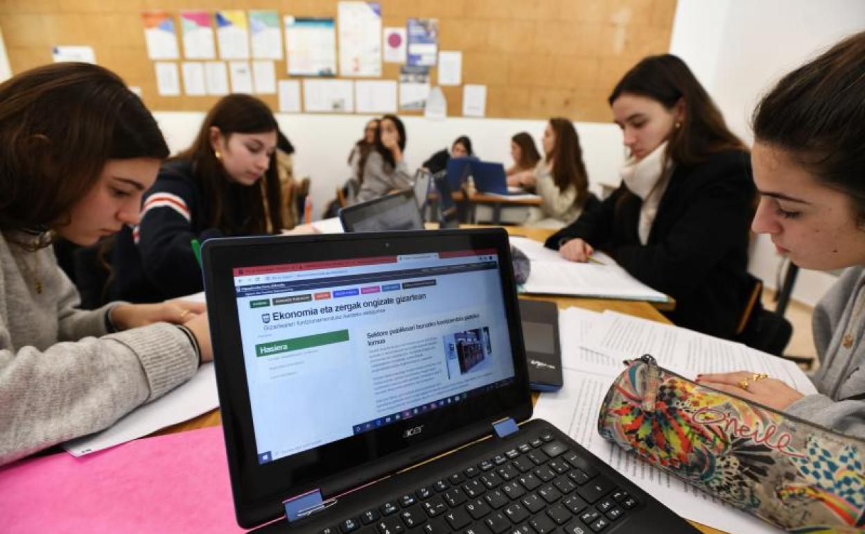Alumnas de 2º de Bachillerato de Ekintza Ikastola durante una clase de economía, en una foto tomada a principios de año.