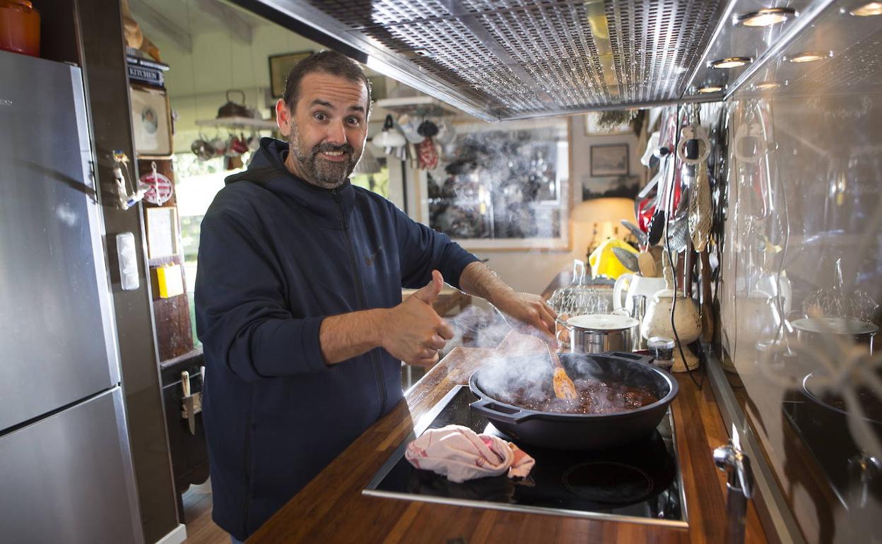 David de Jorge guisando en la cocina de su casa. 