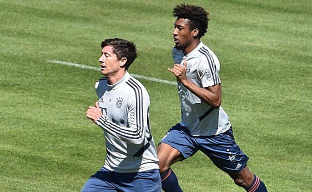 Robert Lewandowski y Kingsley Coman, en una sesión de entrenamiento del Bayern. 