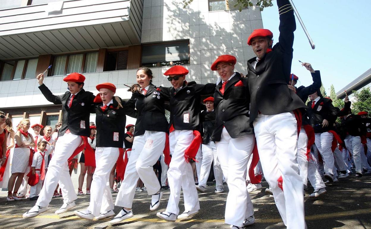 Integrantes del Alarde público en la bajada de la calle Iglesia. 