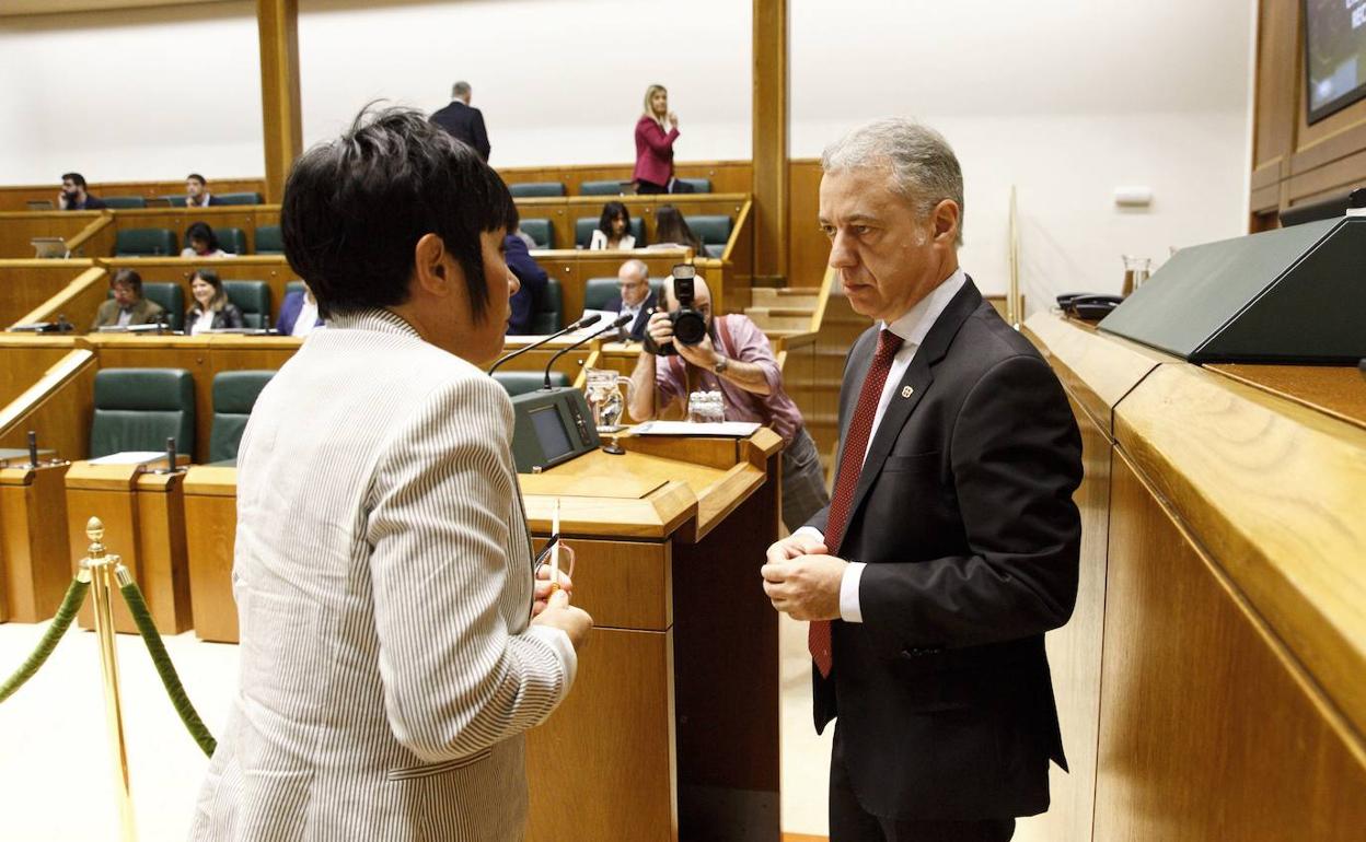 Maddalen Iriarte (EH Bildu) conversa con Iñigo Urkullu momentos antes de una intervención del lehendakari en el Parlamento.