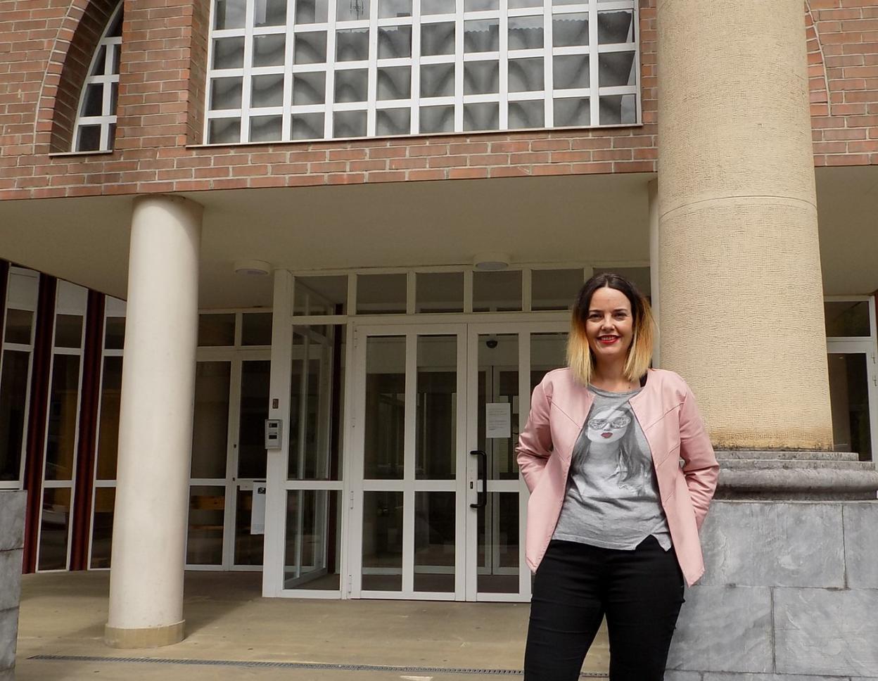 Isil-isilik eta hutsik dago Maizpide; ez haatik geldirik. Etxetik ari dira lanean irakasleak, eta etxean jasotzen dituzte eskolak ikasleek.