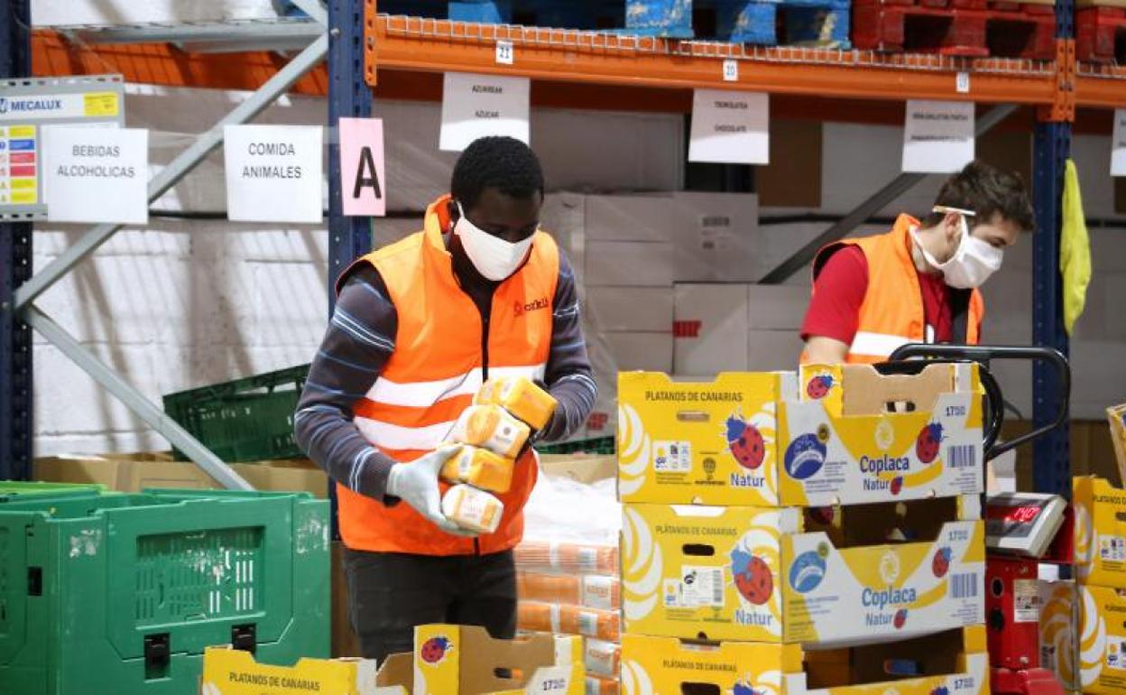 Dos voluntarios del Banco de Alimentos, en las instalaciones de la ONG en Oiartzun. 