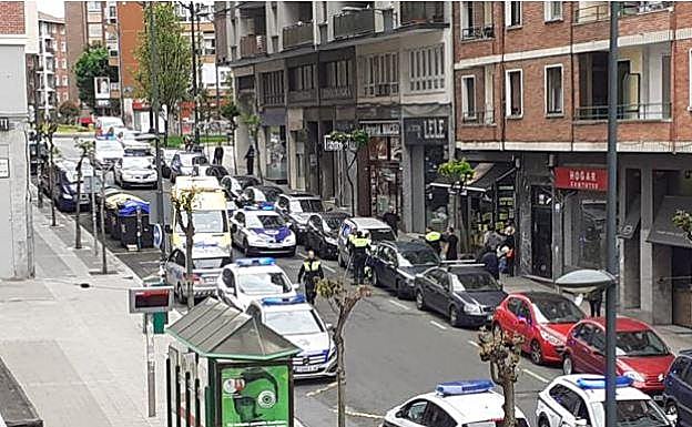 Imagen principal - Un anciano mata a otro de una puñalada en el cuello en Bilbao