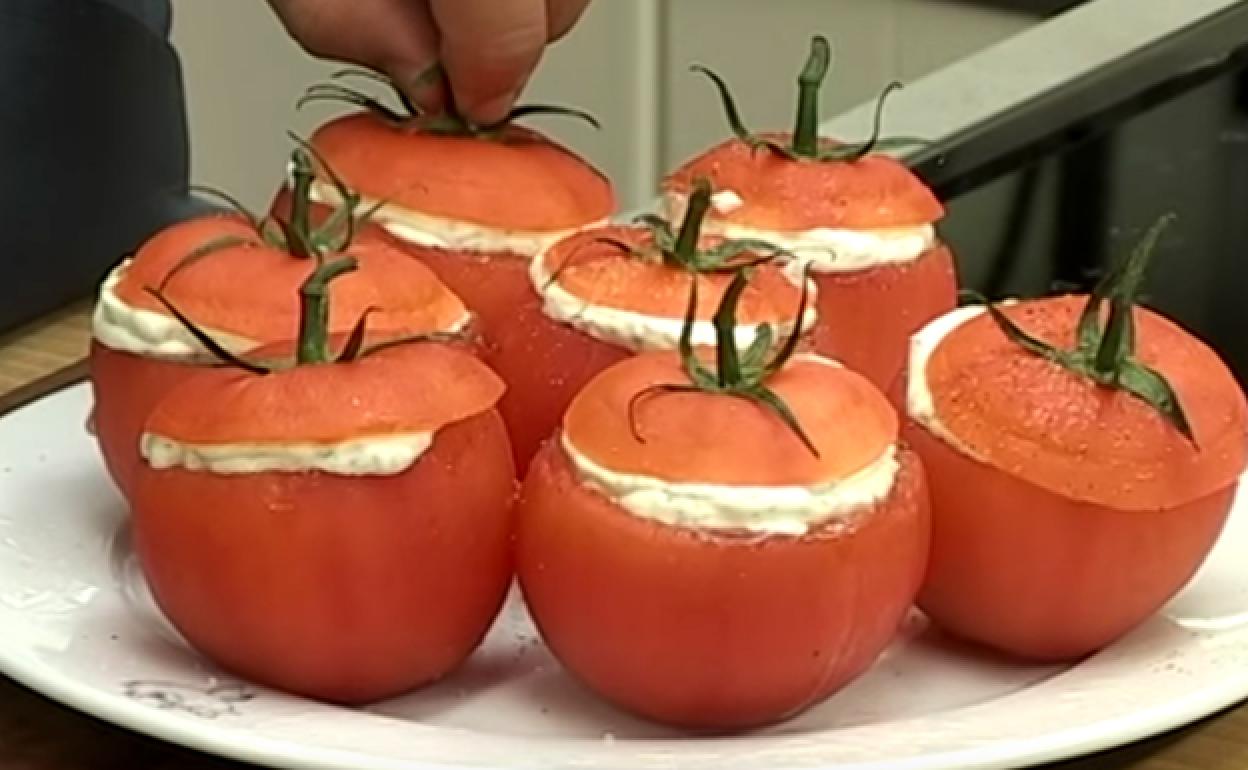 Tomates fríos rellenos de queso de David de Jorge