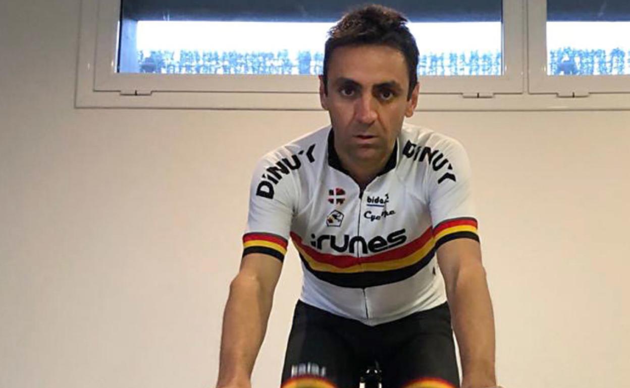 Garate hace rodillo con los colores del Irunés, en una imagen de archivo.