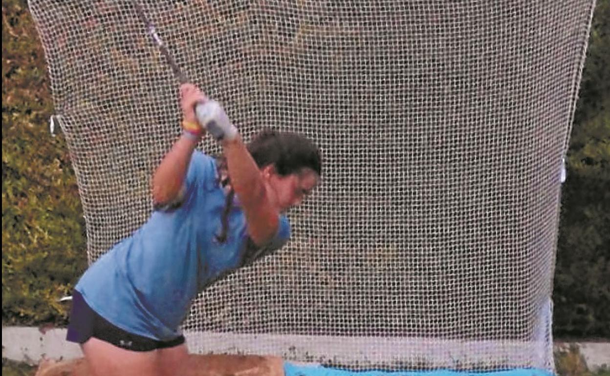 María Villanueva da bolas en el jardín de su casa