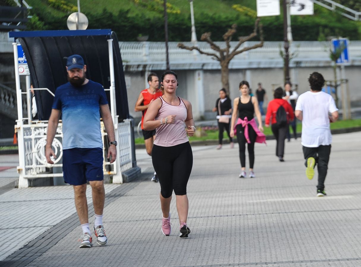 Fotos: Playa, deporte y paseos en San Sebastián