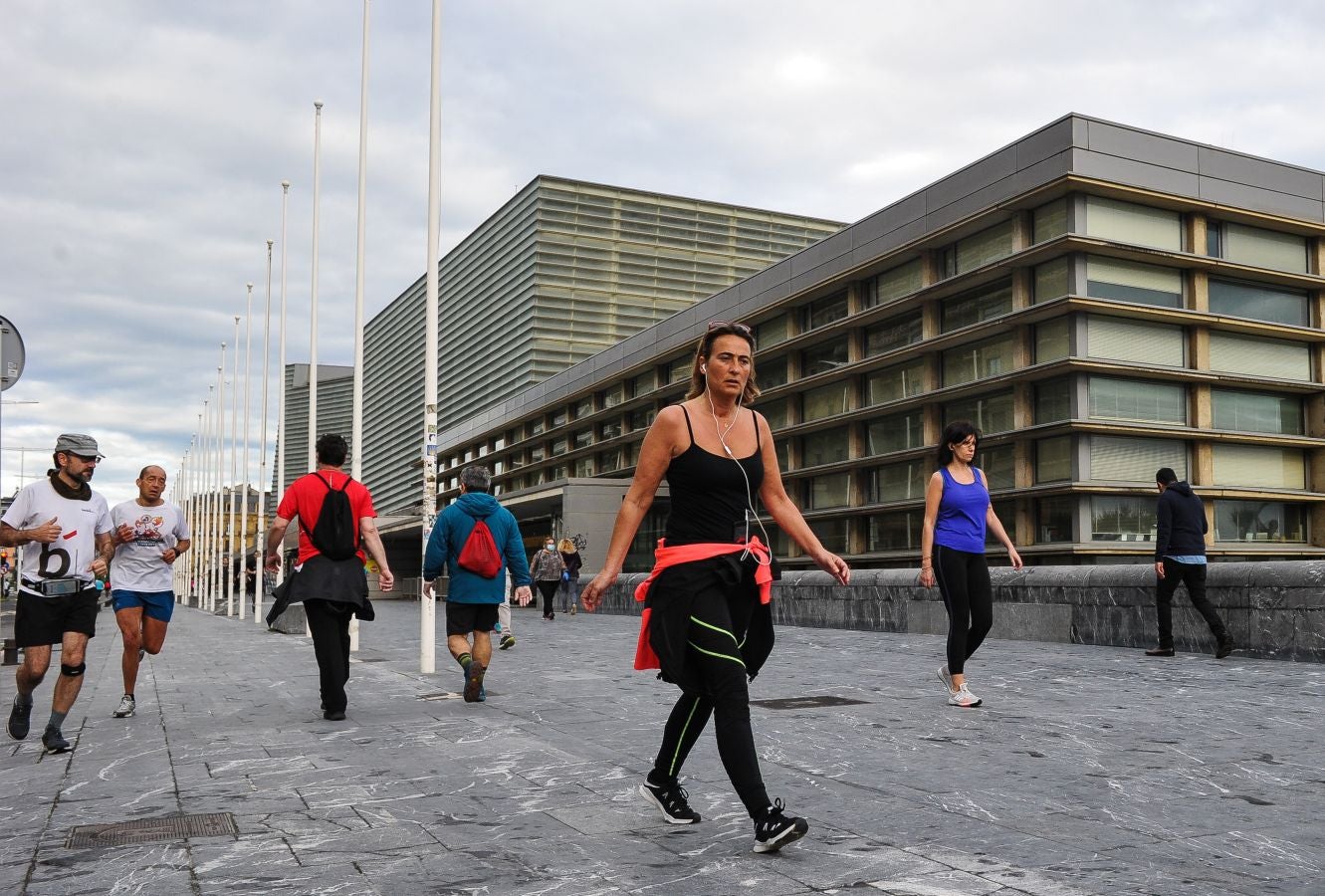 Fotos: Playa, deporte y paseos en San Sebastián