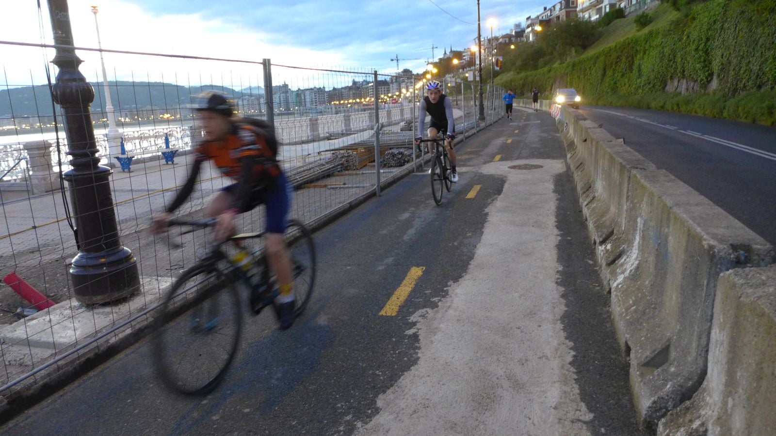 Fotos: Primeros paseos, carreras y olas tras el encierro