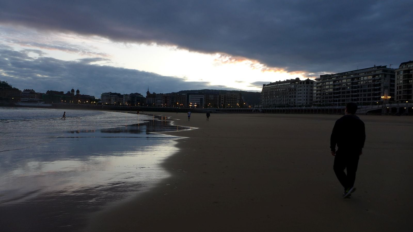 Fotos: Primeros paseos, carreras y olas tras el encierro