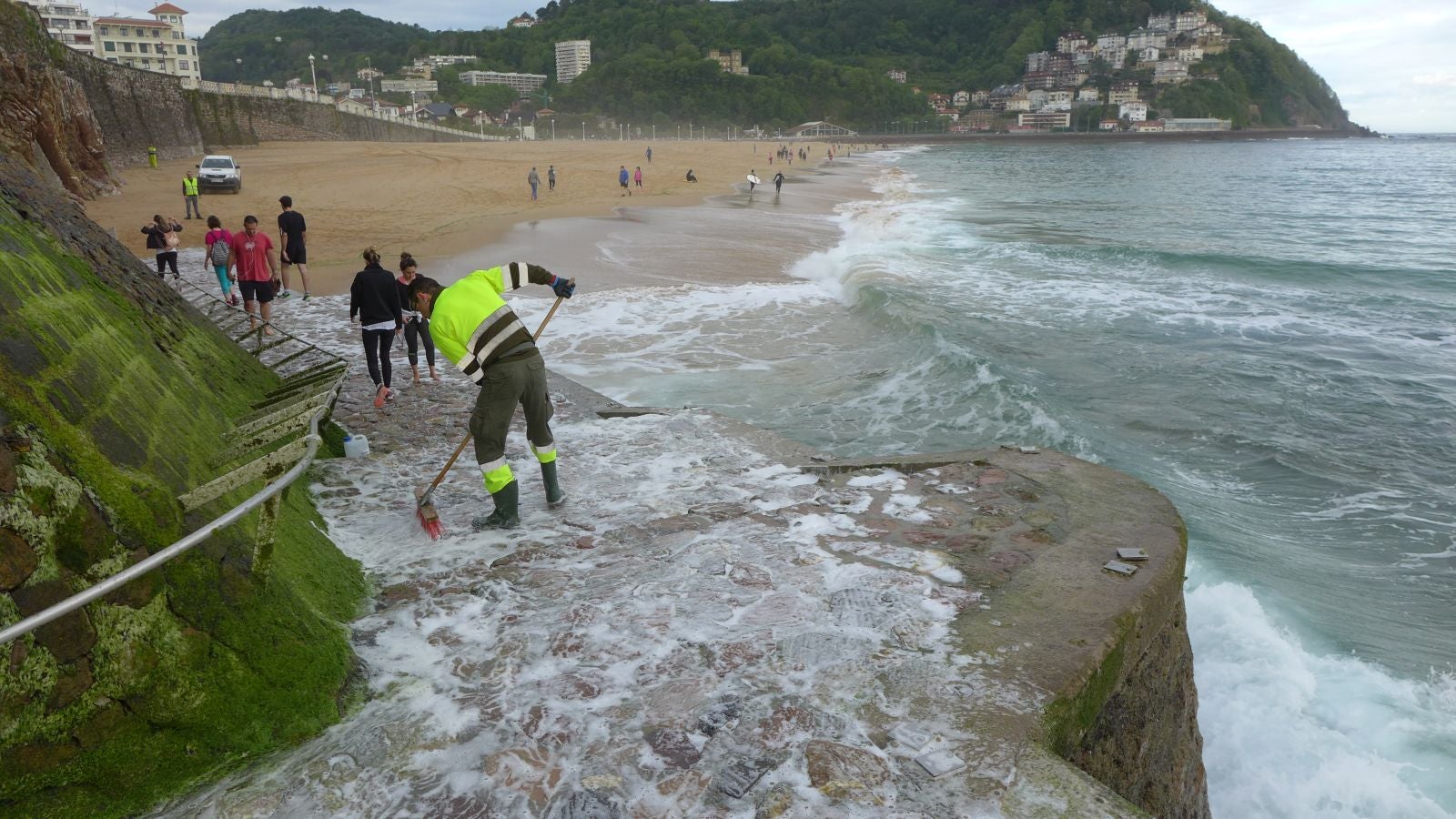 Fotos: Primeros paseos, carreras y olas tras el encierro
