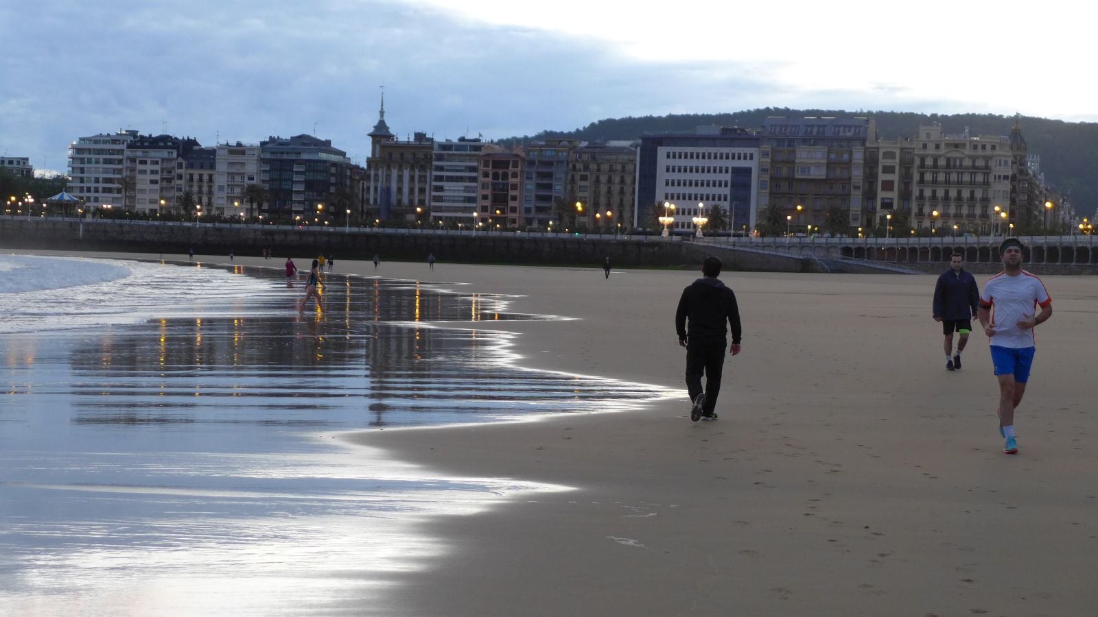 Fotos: Primeros paseos, carreras y olas tras el encierro