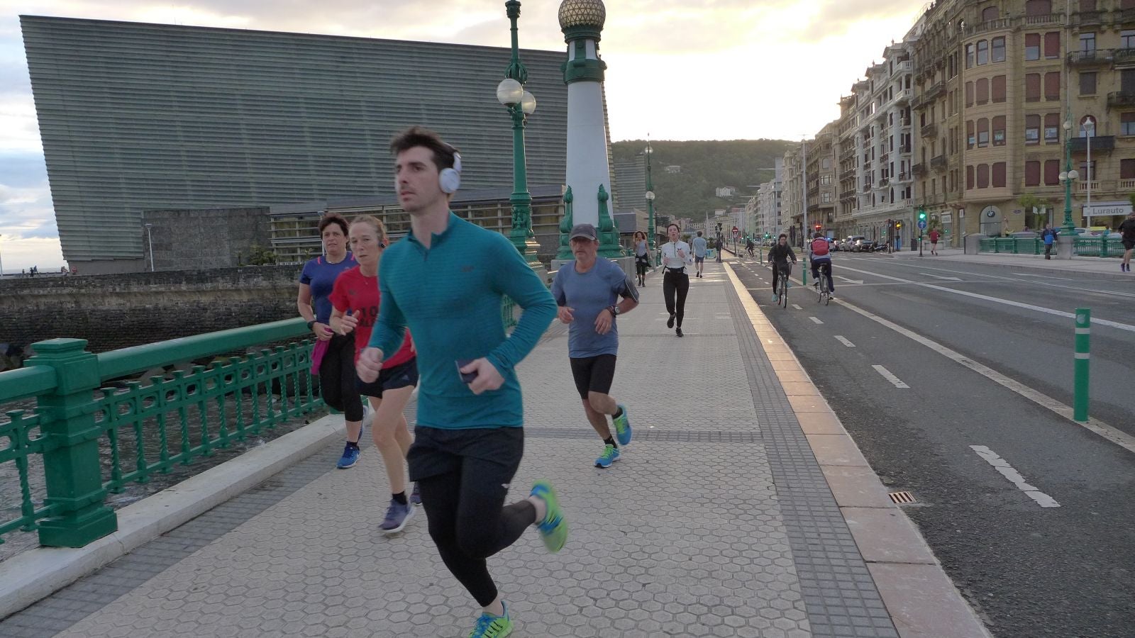 Fotos: Primeros paseos, carreras y olas tras el encierro