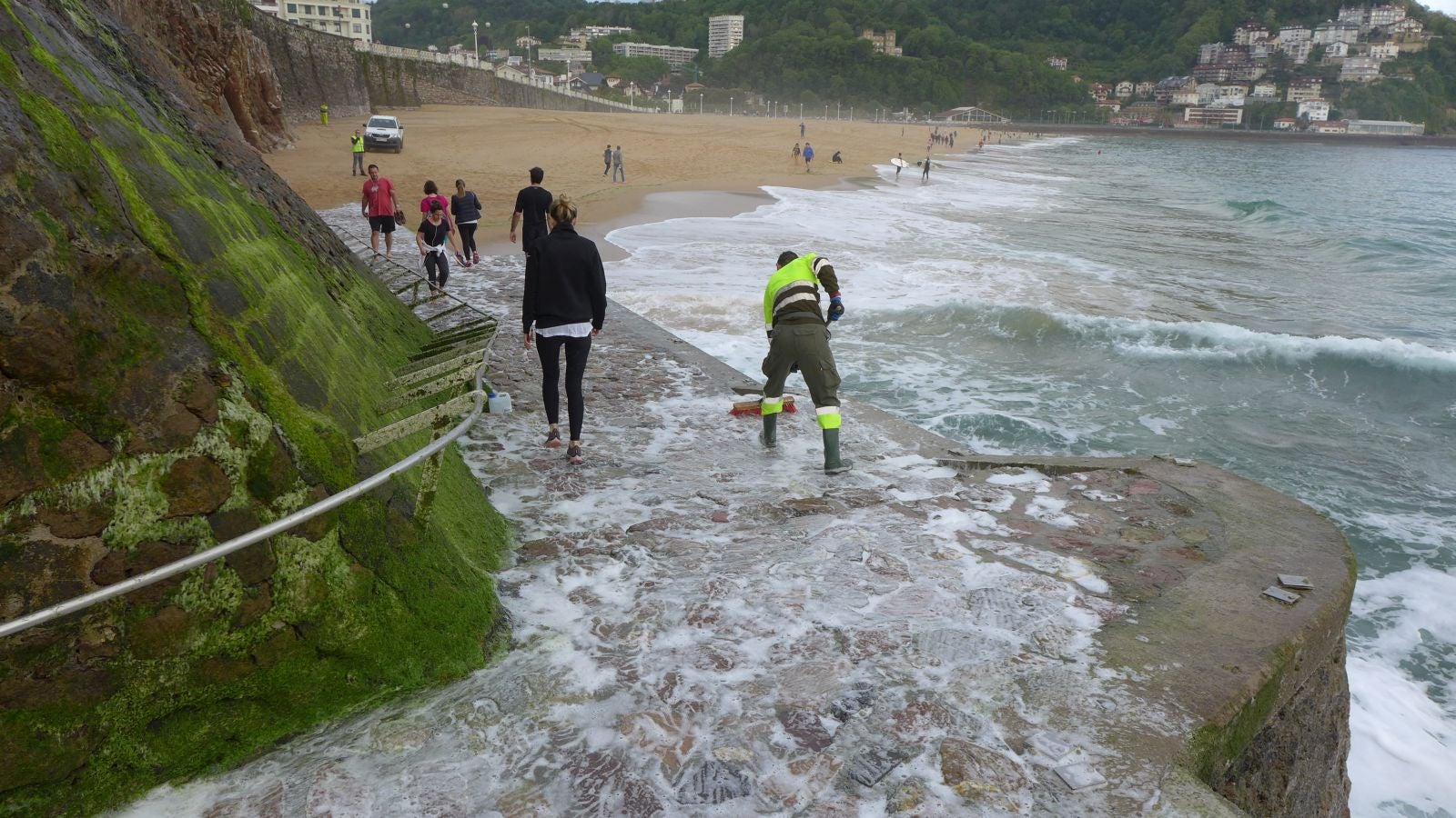 Fotos: Primeros paseos, carreras y olas tras el encierro