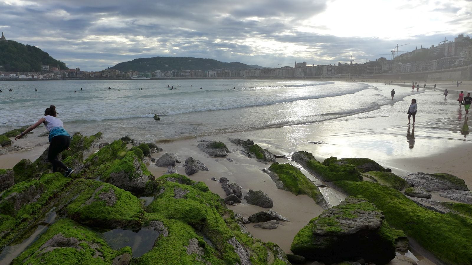 Fotos: Primeros paseos, carreras y olas tras el encierro