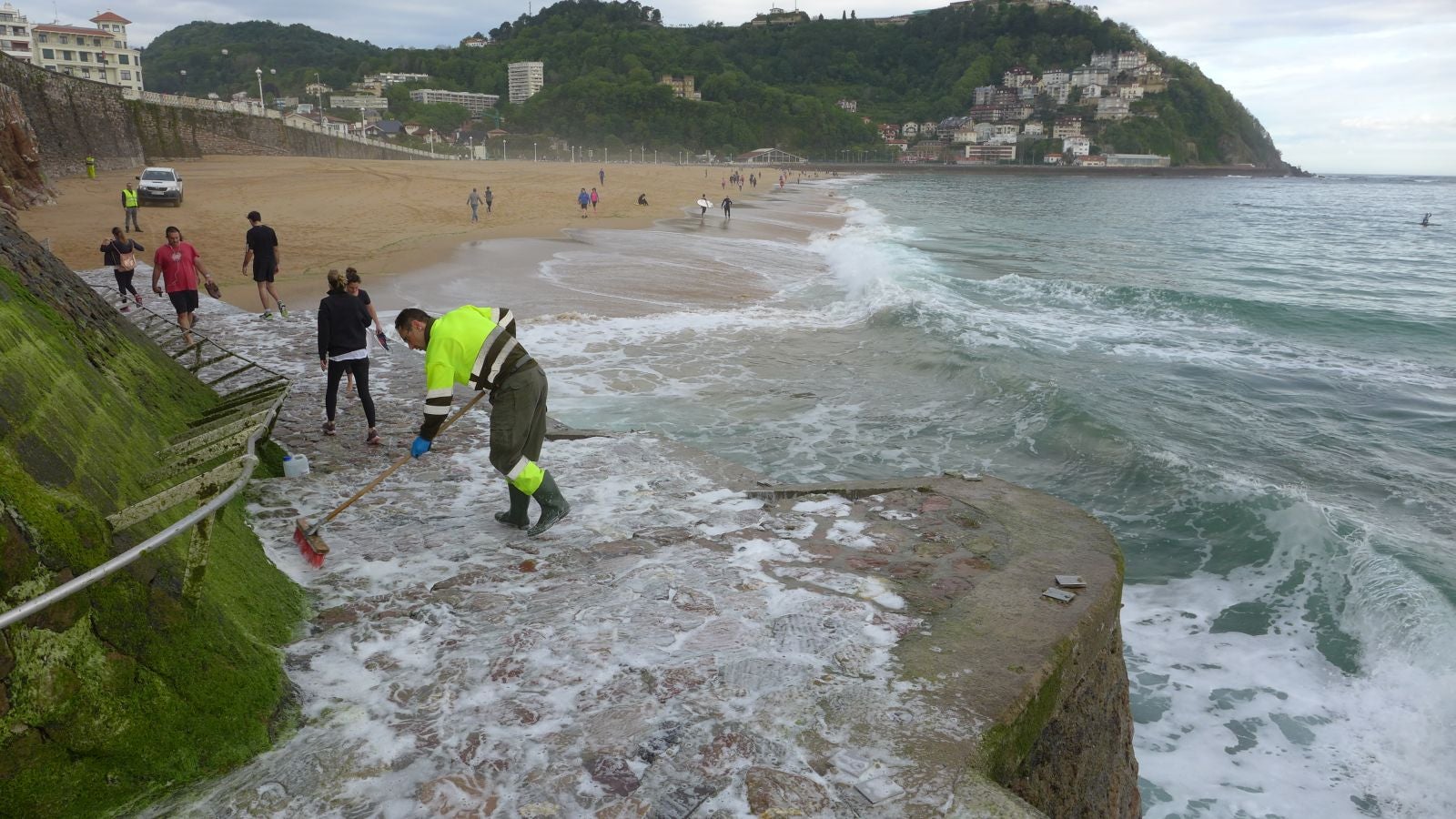 Fotos: Primeros paseos, carreras y olas tras el encierro