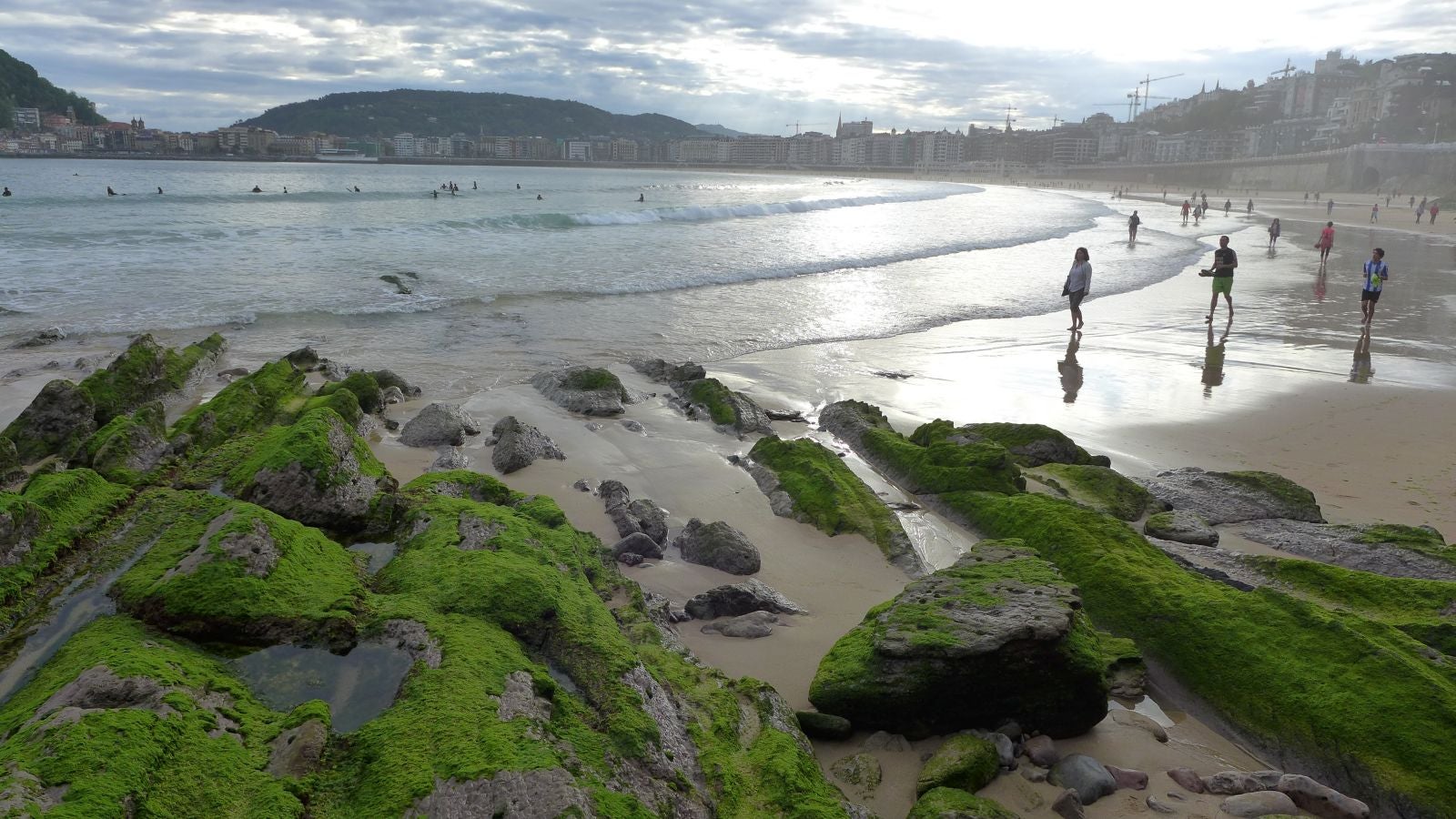 Fotos: Primeros paseos, carreras y olas tras el encierro
