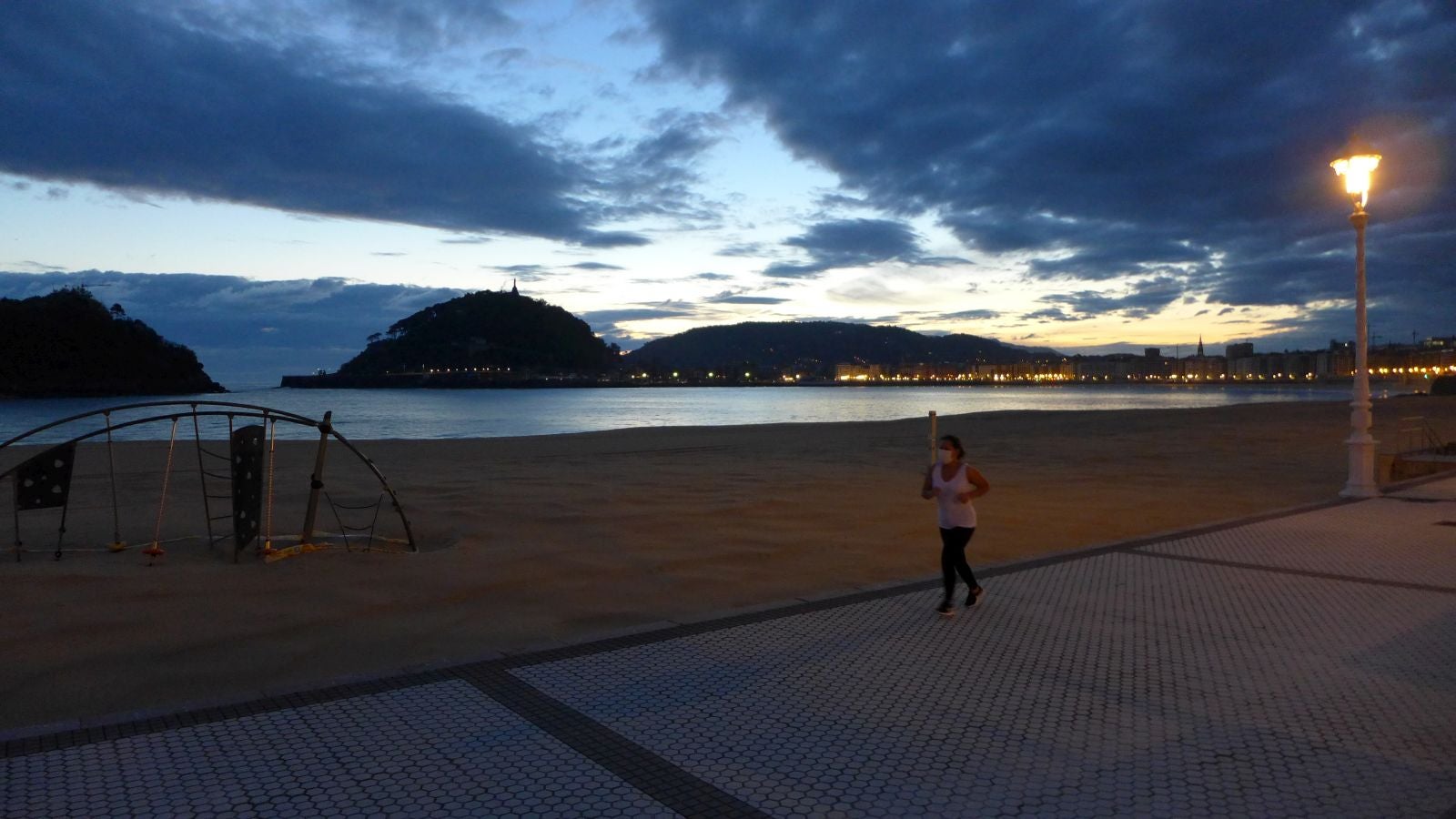 Fotos: Primeros paseos, carreras y olas tras el encierro