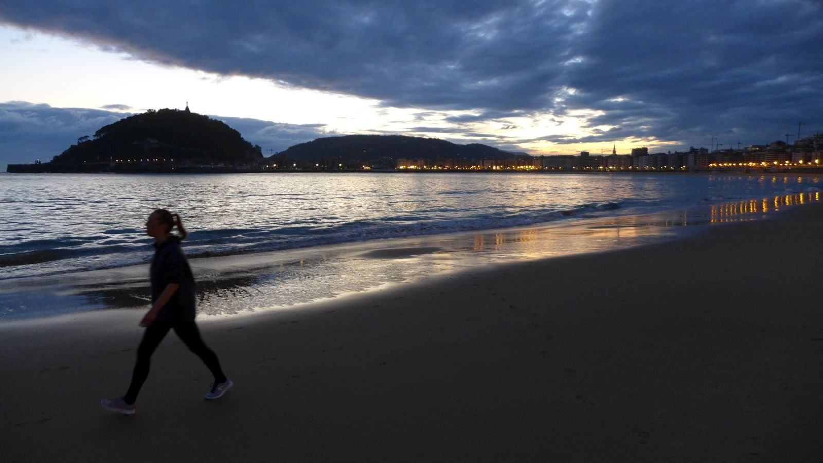 Fotos: Primeros paseos, carreras y olas tras el encierro