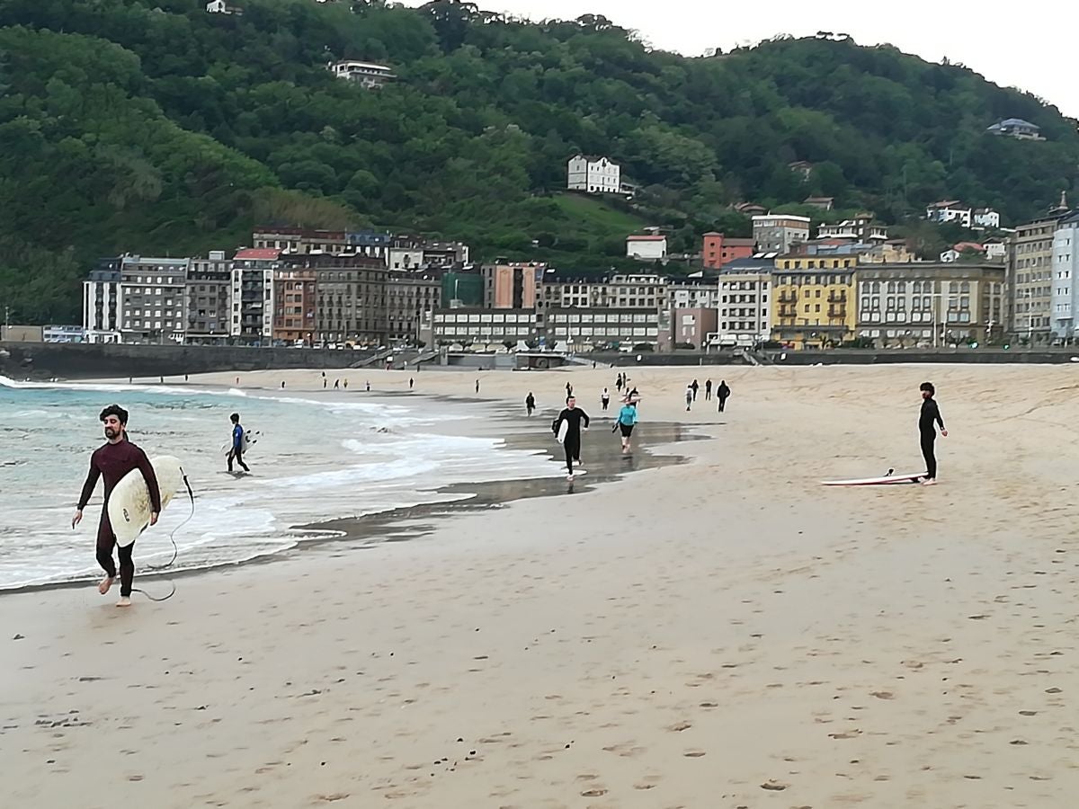Fotos: Primeros paseos, carreras y olas tras el encierro