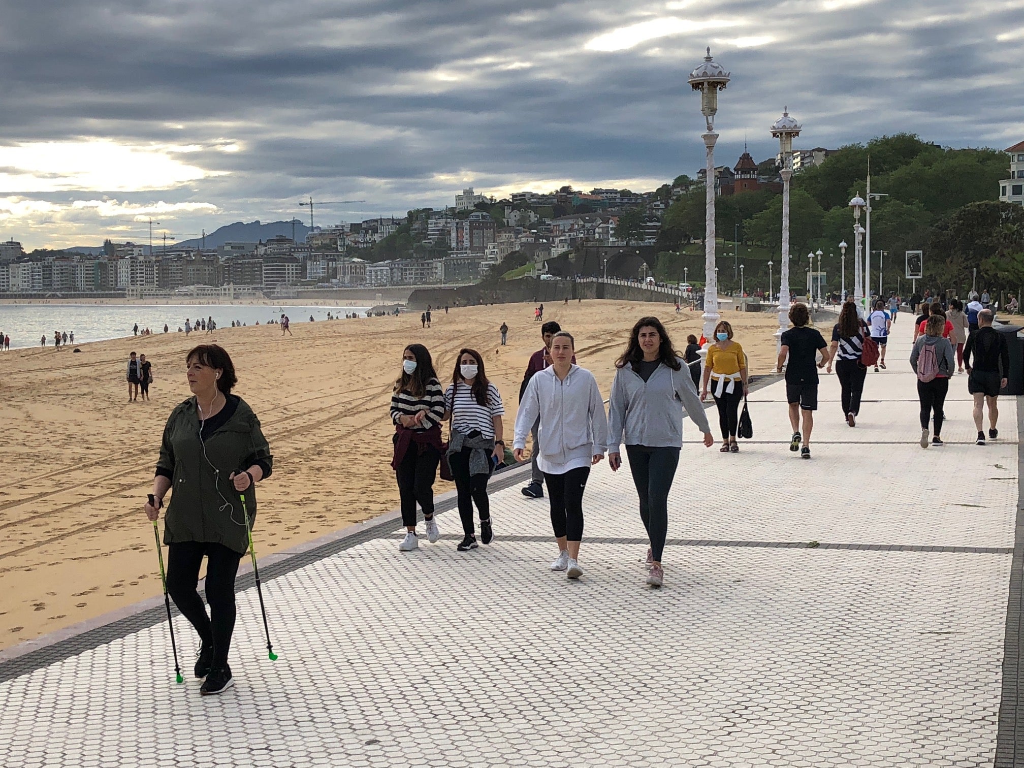 Fotos: Primeros paseos, carreras y olas tras el encierro