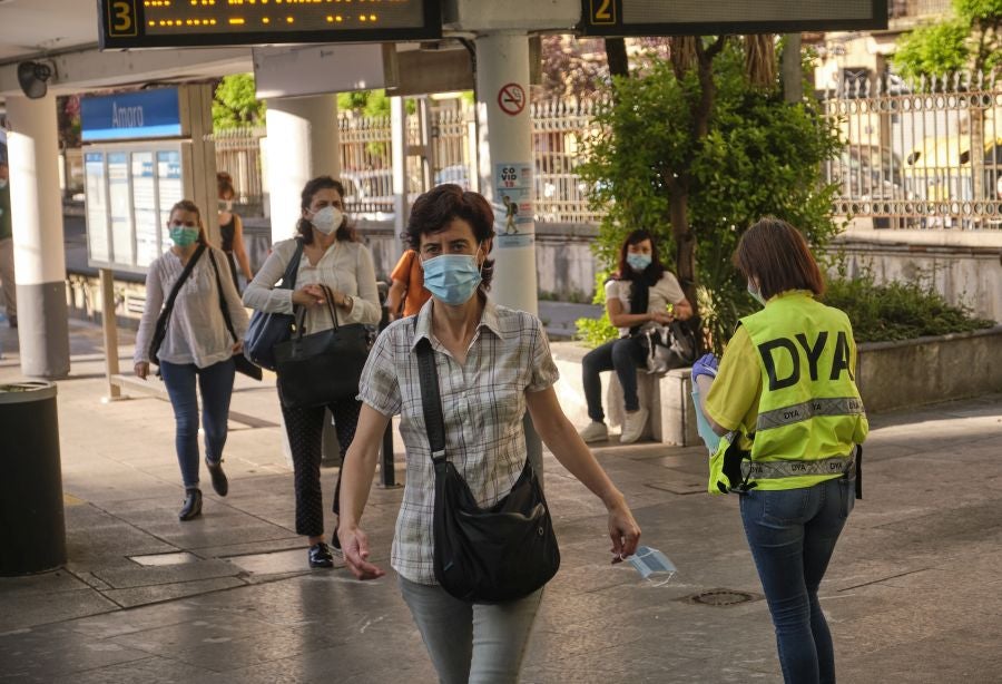 Voluntarios de la DYA reparten mascarillas. 