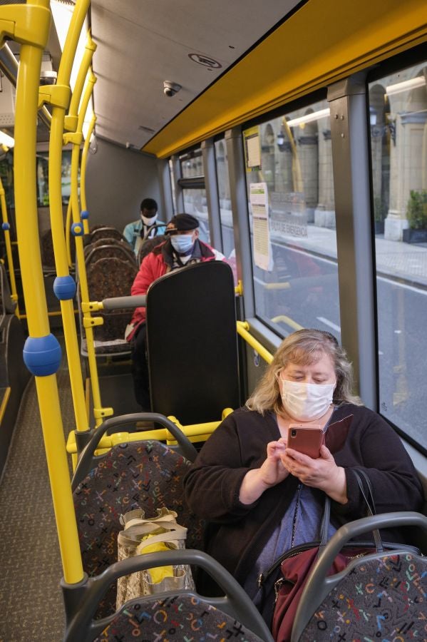 Voluntarios de la DYA reparten mascarillas. 