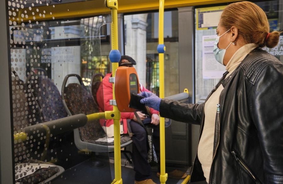 Voluntarios de la DYA reparten mascarillas. 