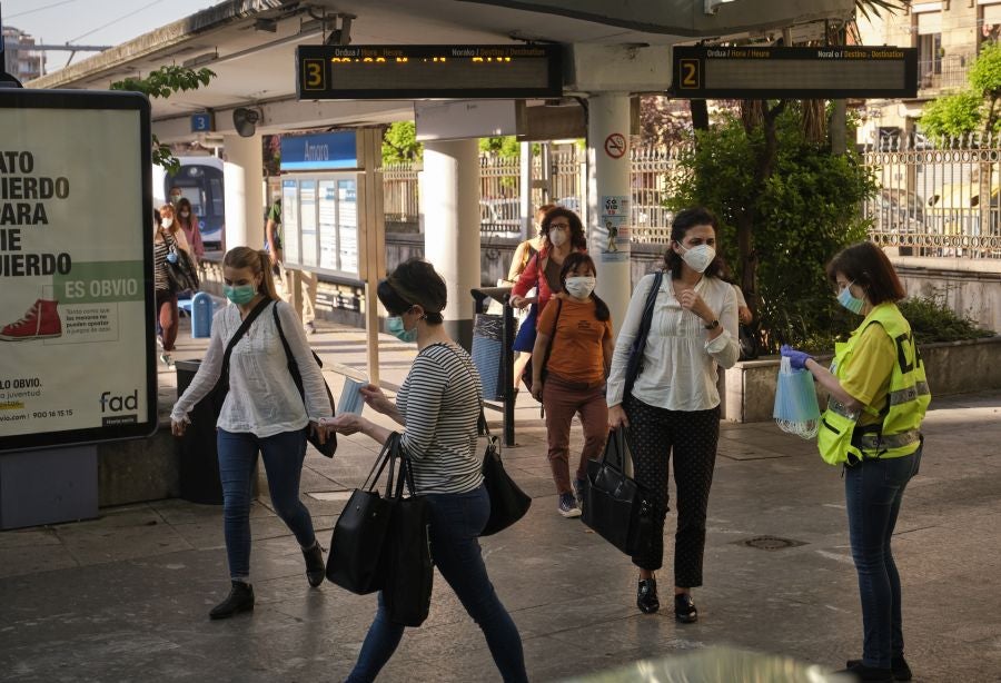 Voluntarios de la DYA reparten mascarillas. 