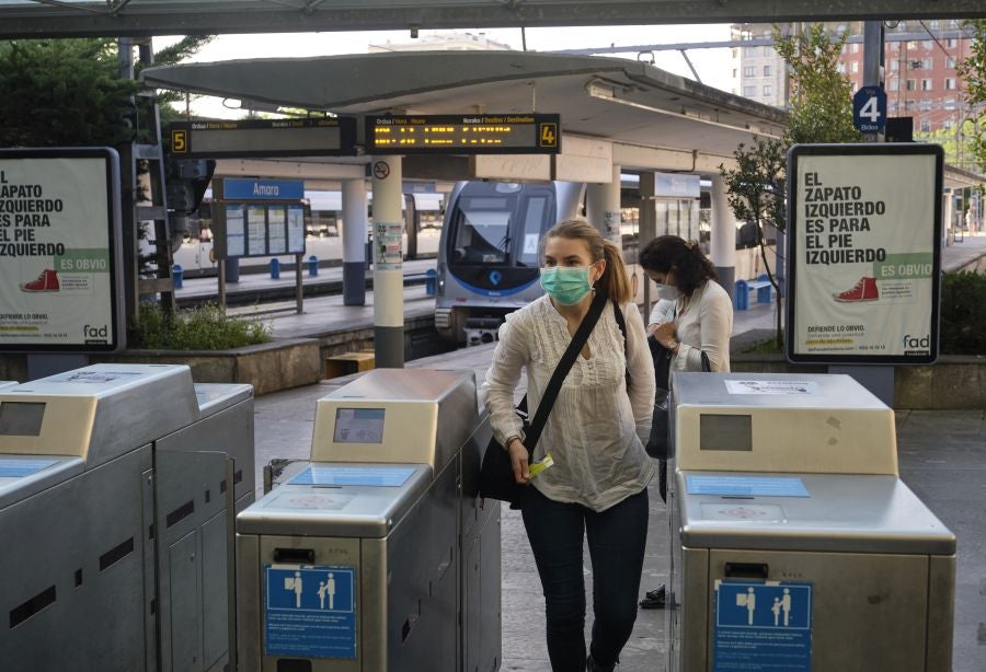 Voluntarios de la DYA reparten mascarillas. 