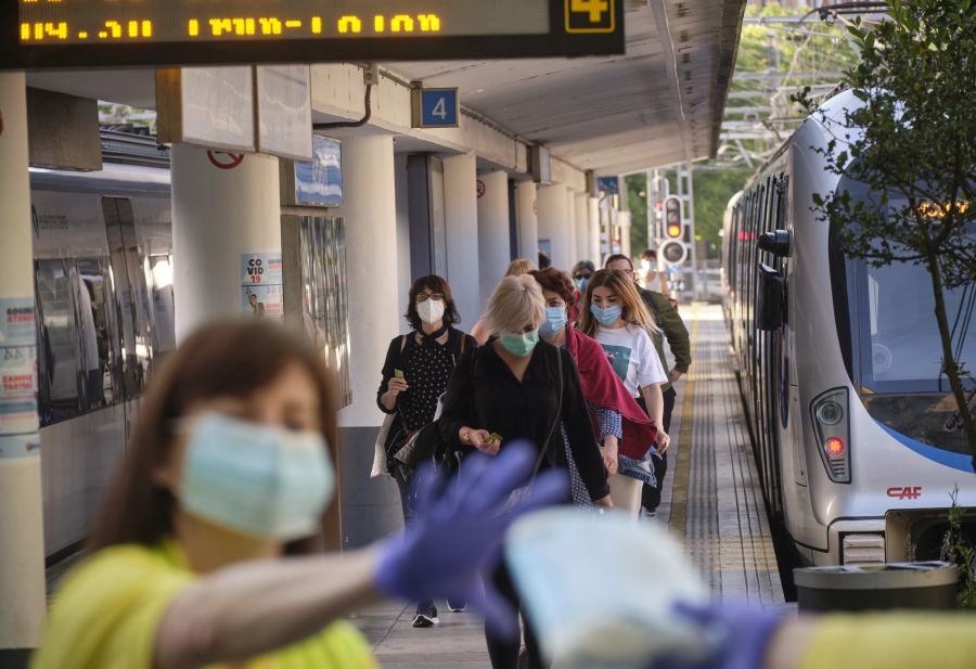 Voluntarios de la DYA reparten mascarillas. 