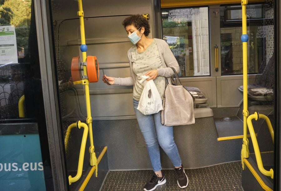 Voluntarios de la DYA reparten mascarillas. 