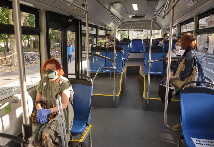 Voluntarios de la DYA reparten mascarillas. 