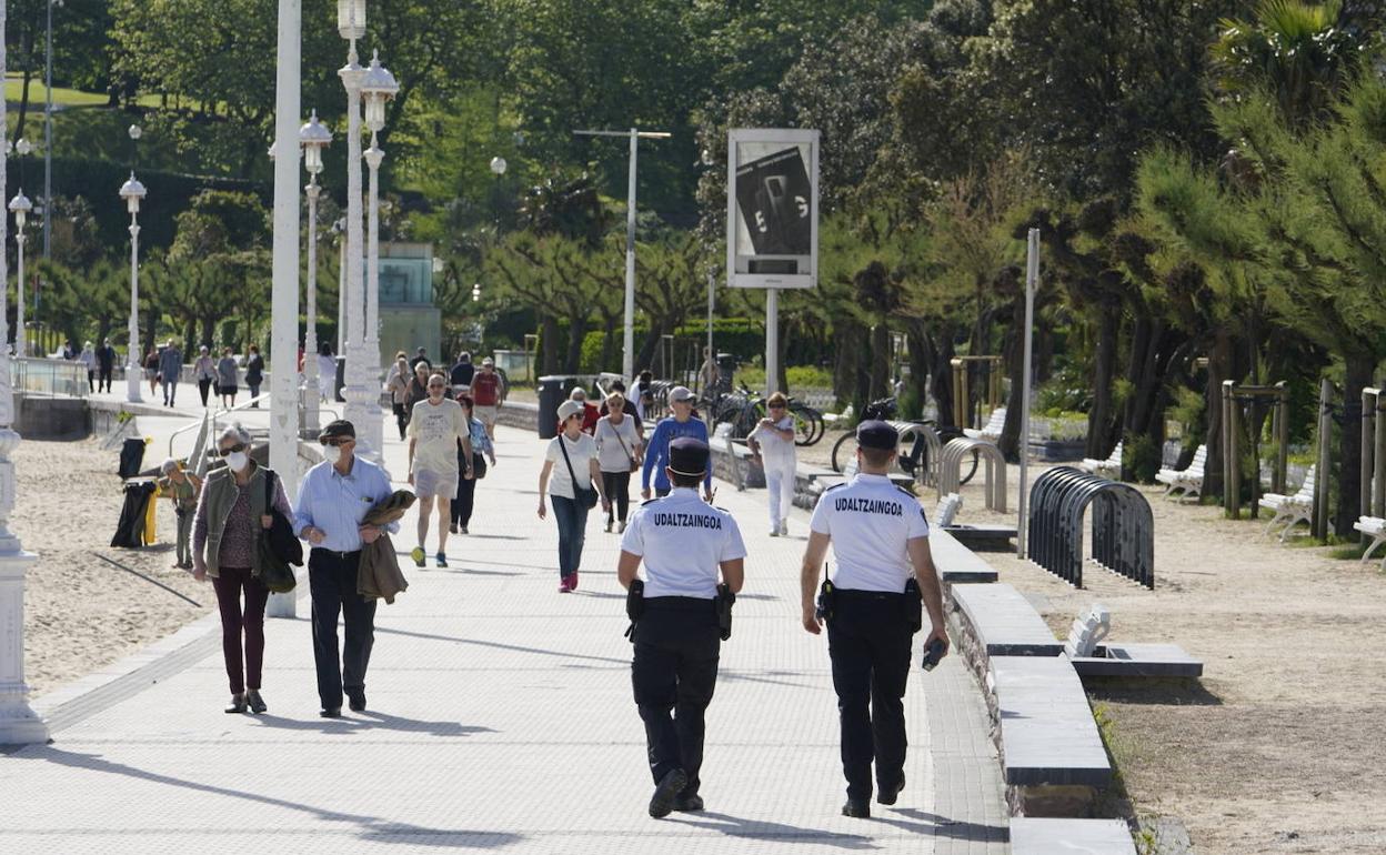 Agentes vigilan el correcto cumplimiento de las normas. 