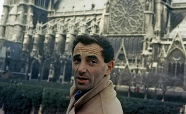 Un joven Charles Aznavour frente a la catedral de Notre Dame en una imagen del documental 'Aznavour by Charles'.