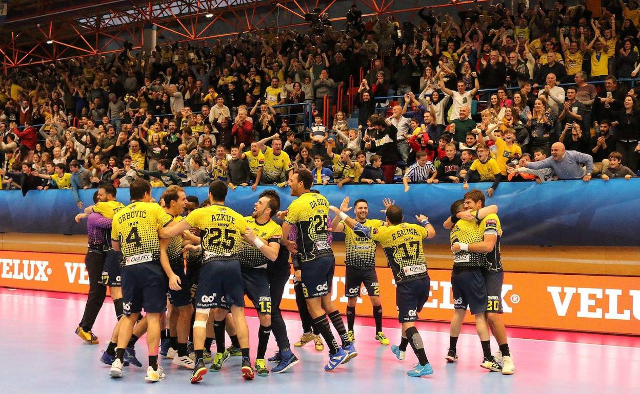 Los jugadores del Bidasoa podrán volver a disfrutar de Europa con su afición en Artaleku. 