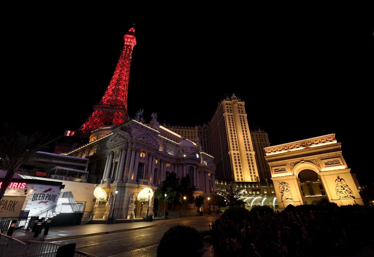 Los célebres hoteles casinos de Las Vegas y sus atracciones se han iluminado de rojo para mostrar su apoyo al turismo, uno de los sectores más azotados por la epidemia del Covid-19.