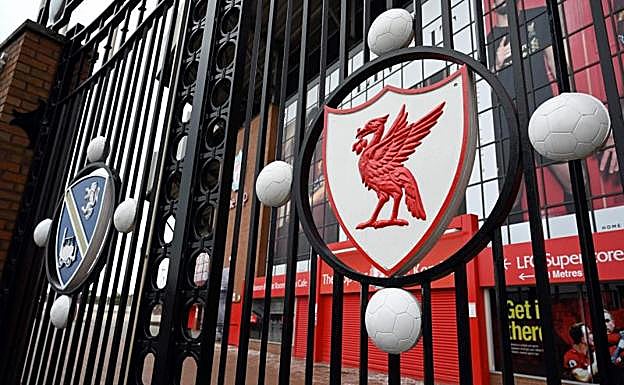 Emblema del Liverpool en una puerta de entrada a Anfield que permanece cerrada. 