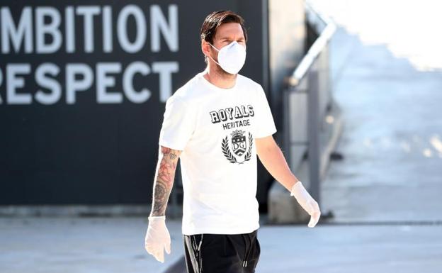 Leo Messi se dirige a las instalaciones del Barça para pasar el test de la Covid-19.