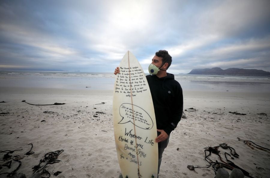 Los surfistas de Ciudad del Cabo protestan contra las medidas que permiten hacer deporte pero que olvidan las disciplinas acuáticas. 