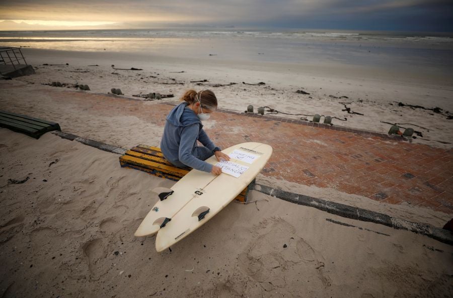 Los surfistas de Ciudad del Cabo protestan contra las medidas que permiten hacer deporte pero que olvidan las disciplinas acuáticas. 