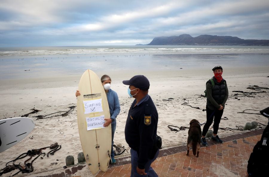 Los surfistas de Ciudad del Cabo protestan contra las medidas que permiten hacer deporte pero que olvidan las disciplinas acuáticas. 