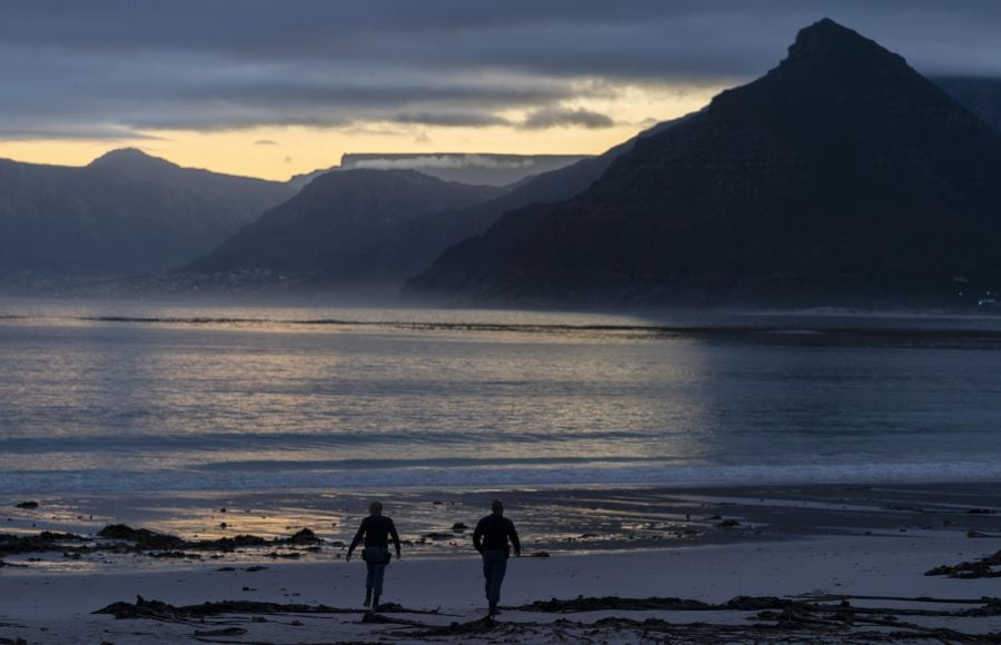 Los surfistas de Ciudad del Cabo protestan contra las medidas que permiten hacer deporte pero que olvidan las disciplinas acuáticas. 